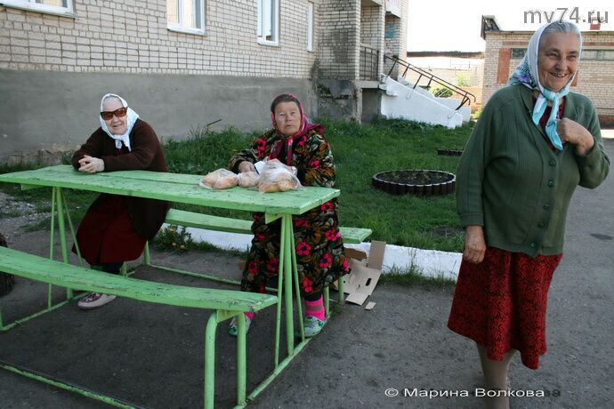 У дома ветеранов в селе Уйское Челябинской области