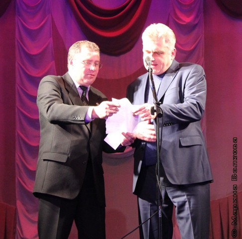 А.Б.Кердан и А.О.Морозов вскрывают конверт с именем лауреата премии