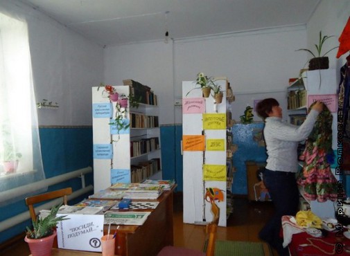 Мархаба Ахметгарифовна, воспитатель и библиотекарь, в школьной библиотеке