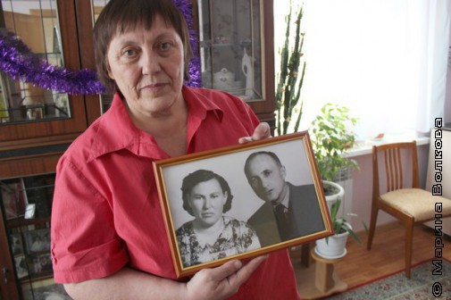 Татьяна Сергеевна с фотографией родителей. Фото тоже стоит в Машиной комнате