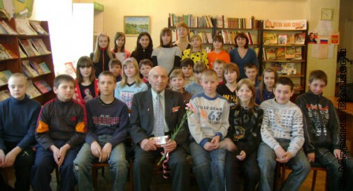 Геннадий Ефимович Осетров с юными читателями ЦДБ Копейска