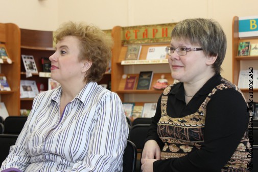 Библиотекари слушают стихи Елены Ранневой