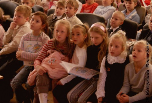 Дети слушают Николая Петровича Шилова