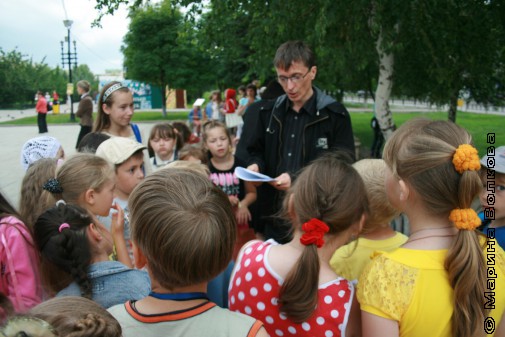 Михаил Придворов читает стихи детям Копейска