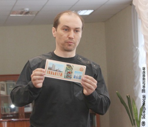 Сергей Сумин с советскими открытками