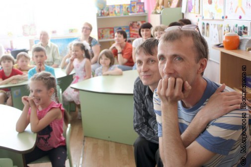 Янис Грантс и Михаил Придворов в детском саду Копейска