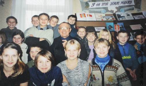 Николай Шилов с детьми в библиотеке "Тёплый дом" Копейска