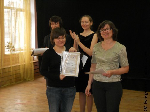 Екатерина Юркова получает сертификат на Литературные курсы ЧГАКИ