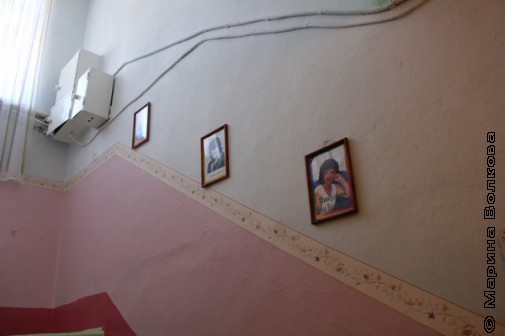 На стенах садика № 14 висят портреты южноуральских поэтов