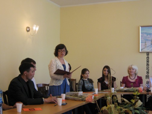Руководитель курсов поэт Нина Ягодинцева представляет учебную программу курсов