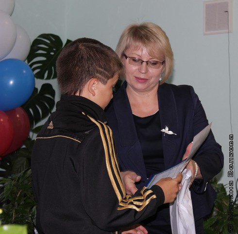 Победителя награждает Н.И.Диская, заместитель министра культуры Челябинской области