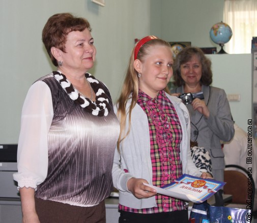 Людмила Владимировна Краснова, директор библиотеки, поздравляет победителей