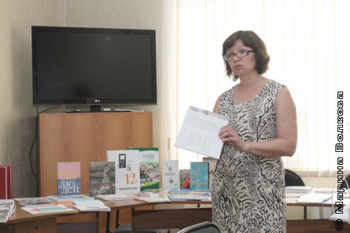 Нина Ягодинцева презентует выставку издательских проектов в редакции журнала "Урал"