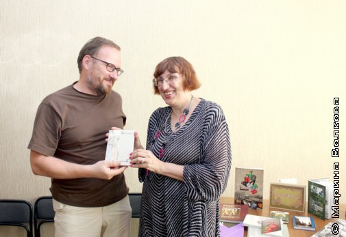 Андрей Расторгуев дарит мне свою книгу "Словолитня"