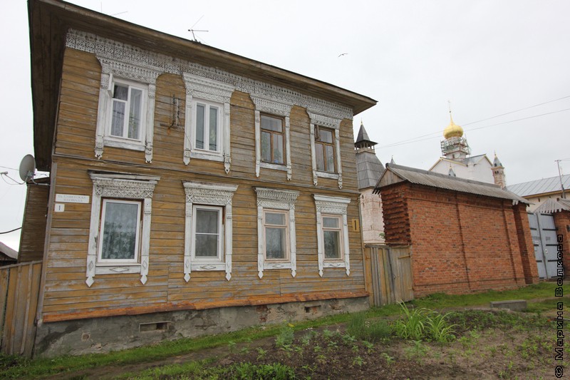 Ростов Великий, многоквартирный дом на задворках Кремля