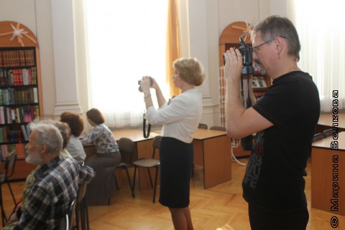 Марина Ивашкина и Александр Колпаков фотографируют церемонию