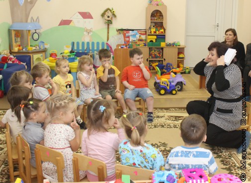 Елена Раннева на Читательском марафоне с трехлетними детьми