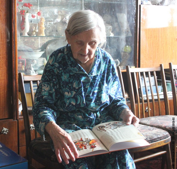 Нина Ивановна впервые взяла в руки новую книгу сына