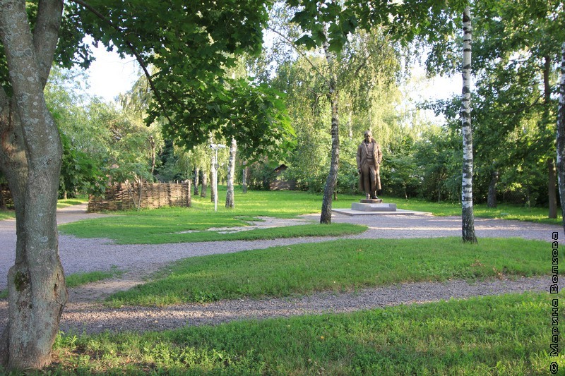 Памятник Есенину в саду его дома