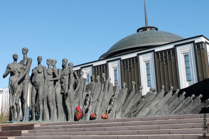 Памятник узникам концлагерей, сзади музей ВОВ