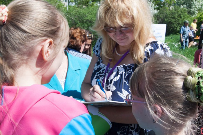 Светлана Лаврова дает автограф