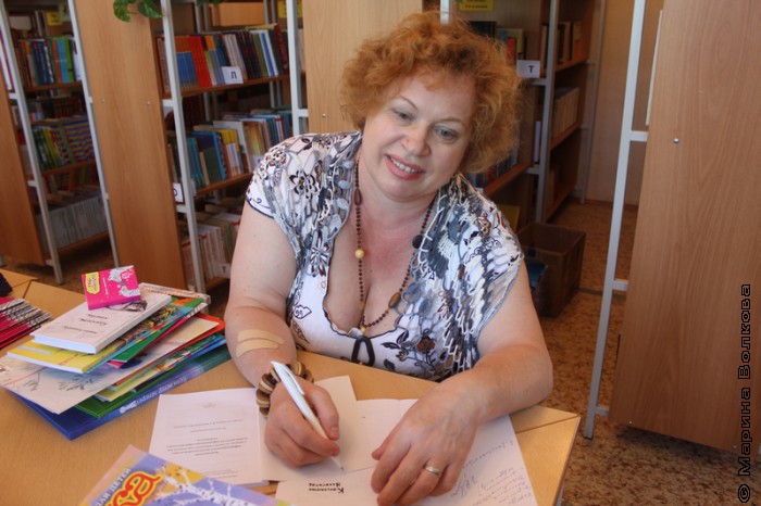 Нина Барсукова ставит автограф