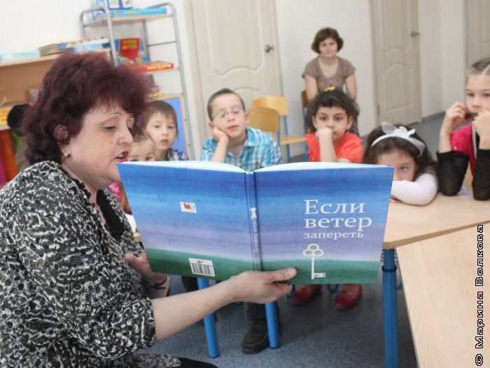 Елена Раннева на Читательском марафоне в еврейском детском саду