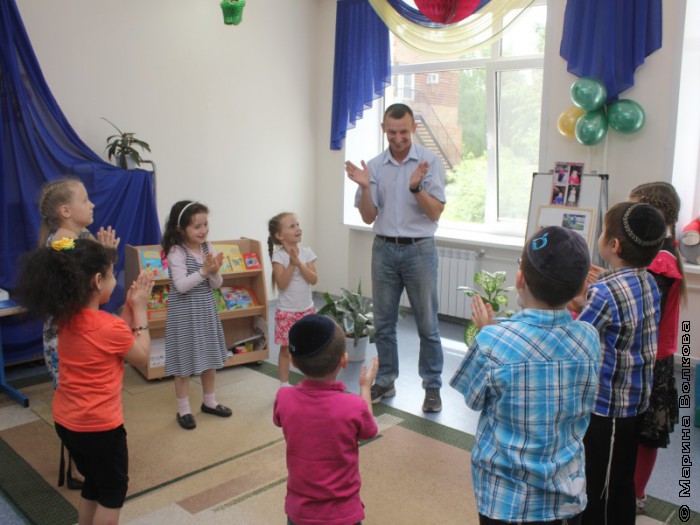 Константин Небогатов играет с детьми