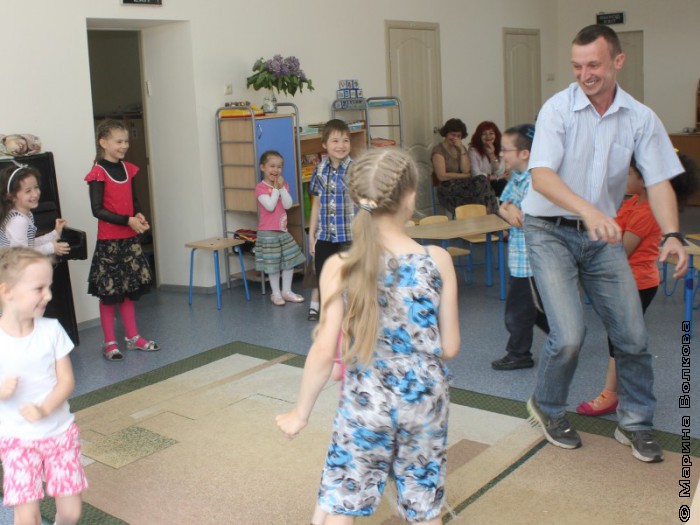 Константин Небогатов играет с детьми