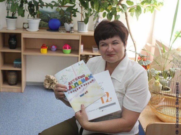 Валентина Тарасенко с книгами нашего издательства