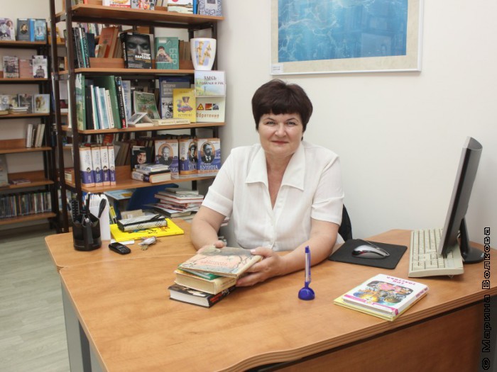 Валентина Тарасенко на рабочем месте в библиотеке еврейского детского сада