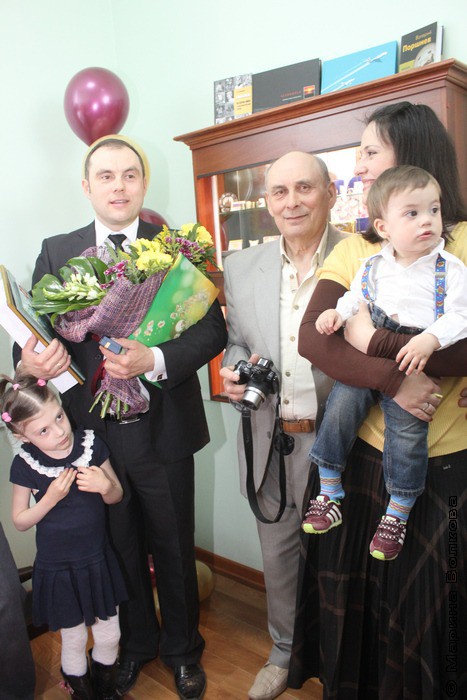 Владимир Малиновский с отцом, женой и детьми