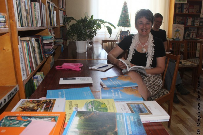 Ирина Аргутина и Сергей Поляков изучают книги кизильских авторов
