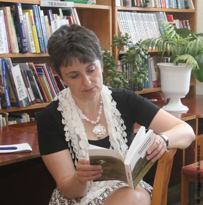 Ирина Аргутина изучает книги кизильских авторов