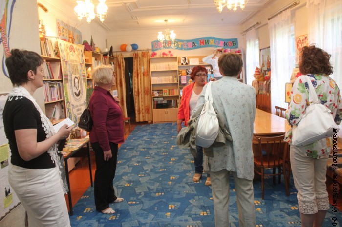 Сания Урдабаева проводит экскурсию по библиотеке