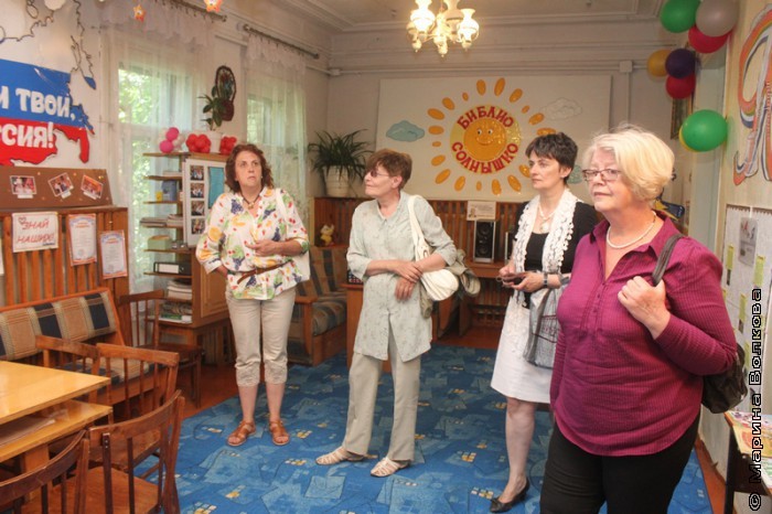 Сания Урдабаева проводит экскурсию по библиотеке