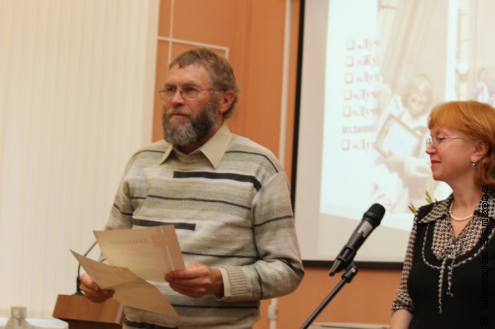 Сергей Поляков получает диплом за 2-е место в номинации "Художественная литература"