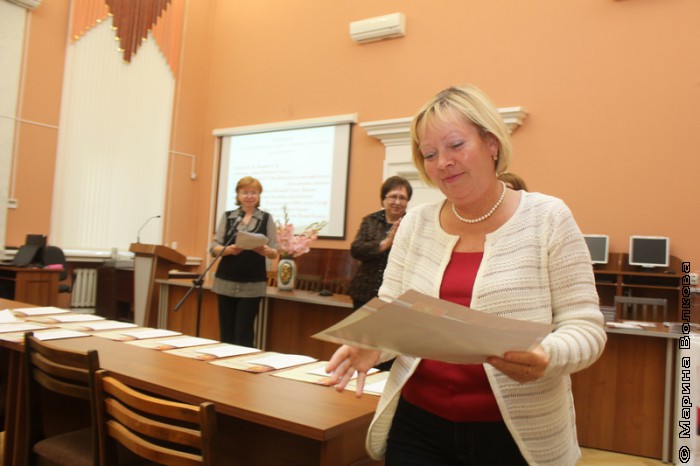 Ольга Катаргина получает диплом