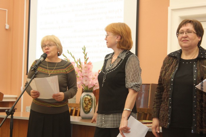 Ирина Феонина получает диплом