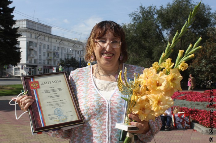 Марина Волкова с грамотой и памятным знаком Гран-при конкурса "Южноуральская книга"