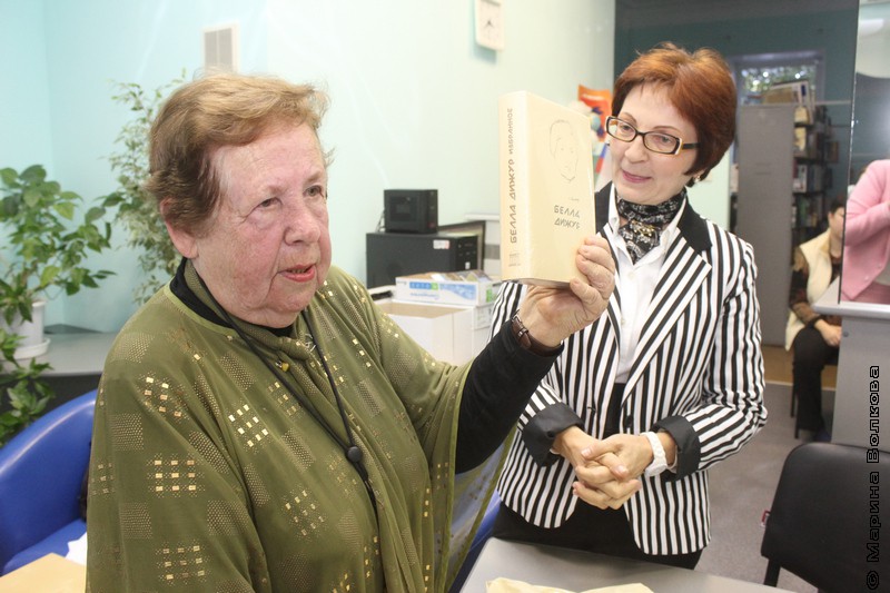 Надежда Анатольевна показывает книги Дижур в Челябинске, на форуме Чтение на Евразийском перекрестке