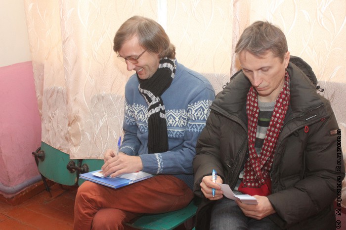 Перед праздником Янис Грантс и Михаил Придворов подписывают закладки и открытки для подарков детям