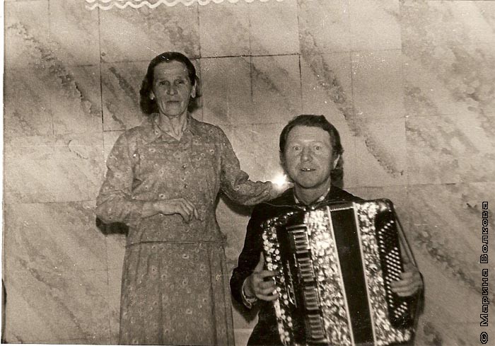 Масленникова (Широкова ) Прасковья Ипатовна с баянистом перед выступлением