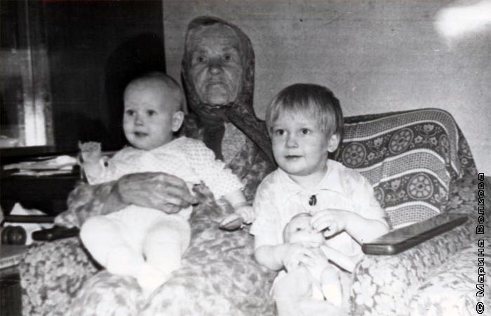 Александра Васильевна(Высоких) с правнуками - Леной и Павлом