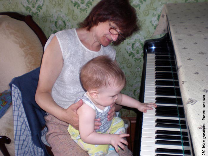 Бабушка с внуком Степой за роялем