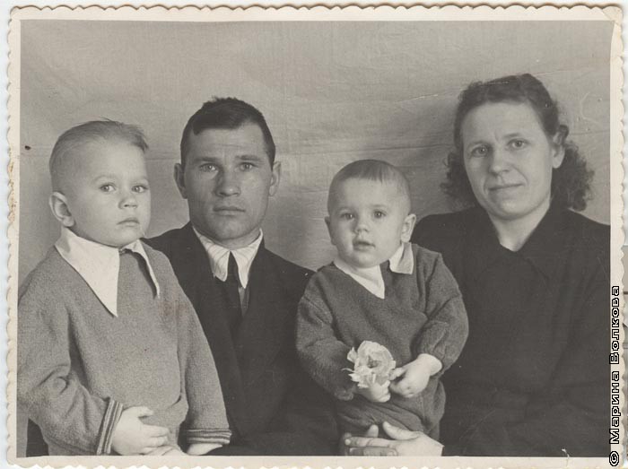 Василий Иванович и Анна Анисимовна Рубан с детьми