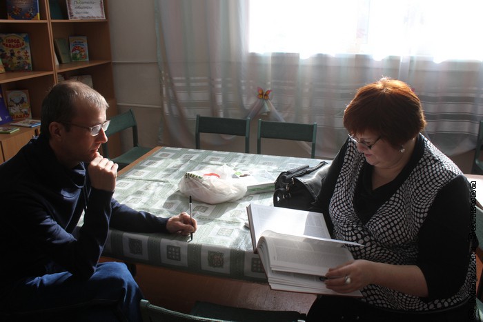 Янис Грантс и Елена Сыч в библиотеке поселка Бажово