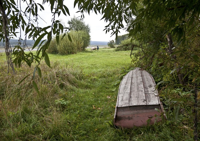 Пейзаж с пастухом и перевернутой лодкой