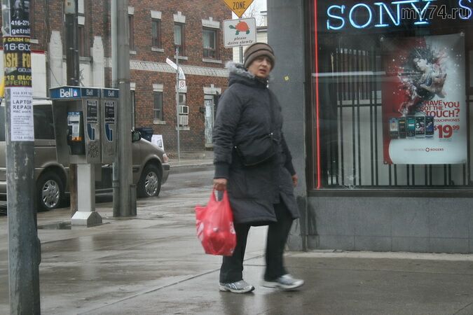 Женщина идет по улице Торонто