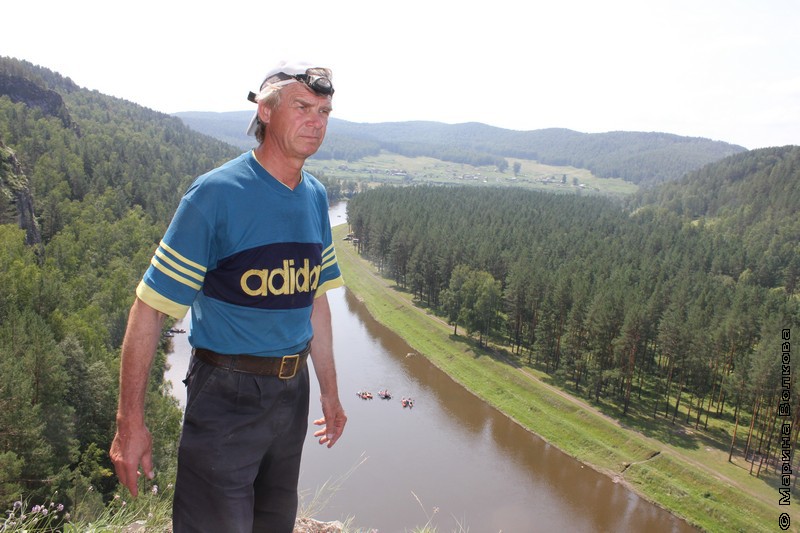 Владимир Юрин на скале над рекой Ай